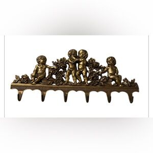 VINTAGE OLDER BRASS CHERUB RELIEF REPOUSSE KEY WALL RACK HANGING Made In Italy